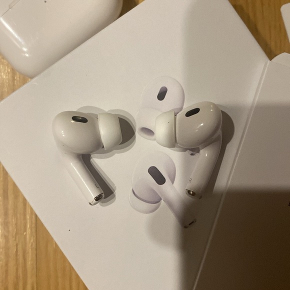 AirPod pro 2 with noise cancellation - Picture 3 of 4